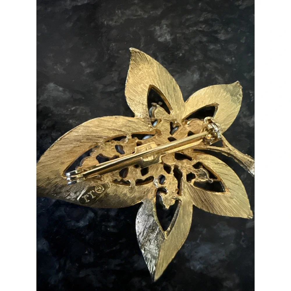VTG Gold Tone Flower Brooch Faux Pearl Cluster Center Statement Pin